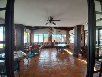 Praderas de la Hacienda: Gran casa campestre con amplio terreno y alberca