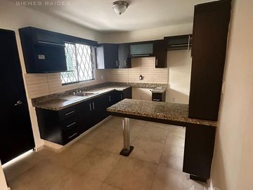 Casa en  Venta de 4 recamaras en la Col. Petrolera