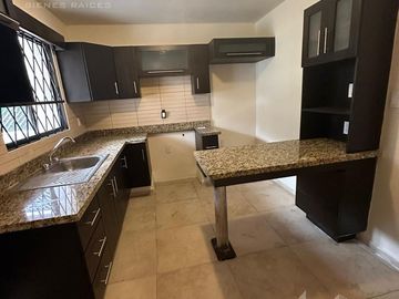 Casa en  Venta de 4 recamaras en la Col. Petrolera
