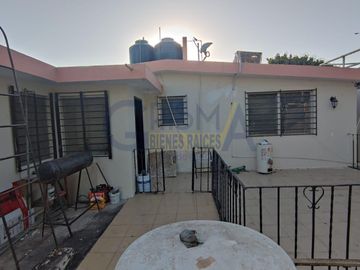CASA EN VENTA EN JARDINES DE TUXPAN