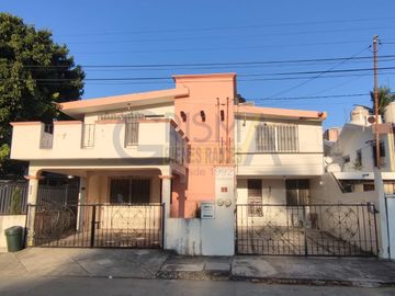 CASA EN VENTA EN JARDINES DE TUXPAN