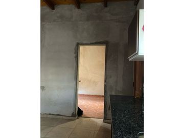 CASA EN VENTA / ARROYITO A 200 MTS DE LA AVENIDA ALBERDI