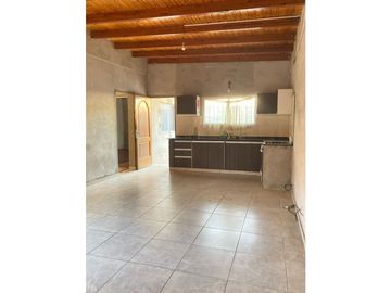 CASA EN VENTA / ARROYITO A 200 MTS DE LA AVENIDA ALBERDI