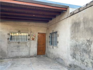 CASA EN VENTA / ARROYITO A 200 MTS DE LA AVENIDA ALBERDI