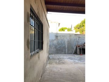 CASA EN VENTA / ARROYITO A 200 MTS DE LA AVENIDA ALBERDI