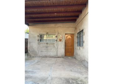 CASA EN VENTA / ARROYITO A 200 MTS DE LA AVENIDA ALBERDI