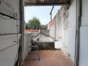 VENTA CASA A RECICLAR EN LOTE PROPIO  PATERNAL