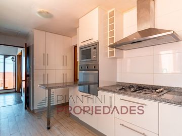 Se vende casa de 6 D+4B+ 1Dy 1 B de servicio en J. del Sur a 20.000 (Valor tasación 25.400 UF)