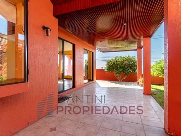 Se vende casa de 6 D+4B+ 1Dy 1 B de servicio en J. del Sur a 20.000 (Valor tasación 25.400 UF)