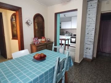VENTA DE CASA 4 AMBIENTES CON GARAGE EN BECCAR