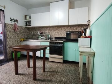 VENTA DE CASA 4 AMBIENTES CON GARAGE EN BECCAR