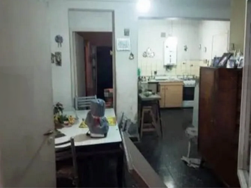 OPORTUNIDAD, A REFACCIONAR - PH en Venta en Parque Chacabuco 5 ambientes 4 dormitorios 2 baños 92 m2 contrafrente 2 plantas - Doblas 1000