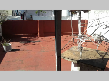 OPORTUNIDAD, A REFACCIONAR - PH en Venta en Parque Chacabuco 5 ambientes 4 dormitorios 2 baños 92 m2 contrafrente 2 plantas - Doblas 1000