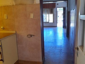 Casa de cuatro ambientes a la venta en José C Paz