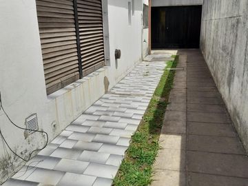 Casa de cuatro ambientes a la venta en José C Paz