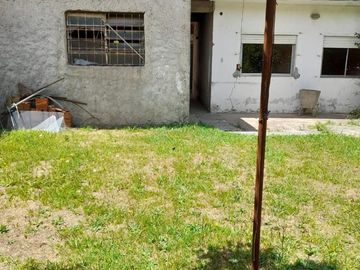 Casa de cuatro ambientes a la venta en José C Paz