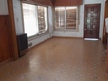 Casa de cuatro ambientes a la venta en José C Paz