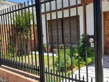 Casa de cuatro ambientes a la venta en José C Paz