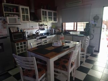 Chalet en venta de cinco ambientes en Haedo Norte