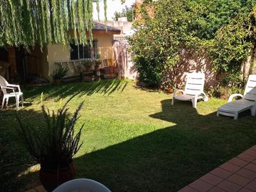 Chalet en venta de cinco ambientes en Haedo Norte