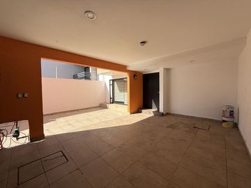 Casa en VENTA sobre Av. Villas del Monte, Fracc. Montaña Monarca en Altozano