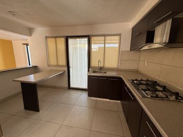Casa en VENTA sobre Av. Villas del Monte, Fracc. Montaña Monarca en Altozano