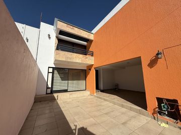 Casa en VENTA sobre Av. Villas del Monte, Fracc. Montaña Monarca en Altozano
