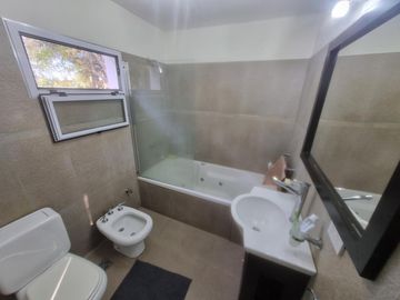 VENTA, CASA A LAGUNA, POSADA DE LOS LAGOS al 100