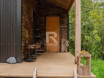 TINY HOUSE AMOBLADA EN PARCELA CON HERMOSO BOSQUE NATIVO