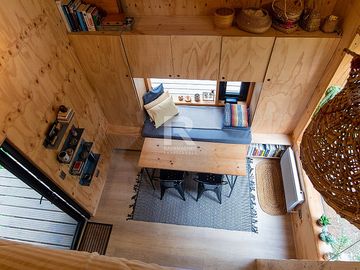 TINY HOUSE AMOBLADA EN PARCELA CON HERMOSO BOSQUE NATIVO