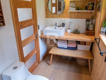TINY HOUSE AMOBLADA EN PARCELA CON HERMOSO BOSQUE NATIVO