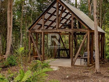 TINY HOUSE AMOBLADA EN PARCELA CON HERMOSO BOSQUE NATIVO