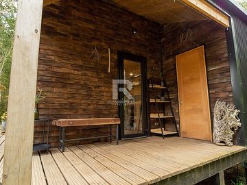 TINY HOUSE AMOBLADA EN PARCELA CON HERMOSO BOSQUE NATIVO