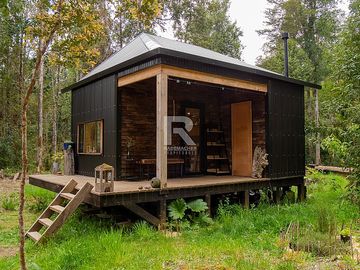TINY HOUSE AMOBLADA EN PARCELA CON HERMOSO BOSQUE NATIVO