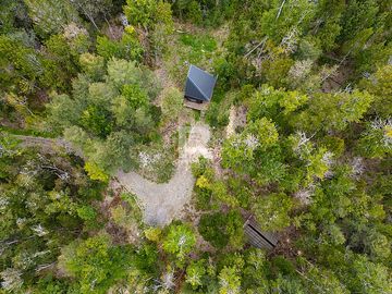 TINY HOUSE AMOBLADA EN PARCELA CON HERMOSO BOSQUE NATIVO
