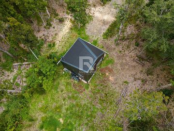 TINY HOUSE AMOBLADA EN PARCELA CON HERMOSO BOSQUE NATIVO
