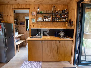 TINY HOUSE AMOBLADA EN PARCELA CON HERMOSO BOSQUE NATIVO