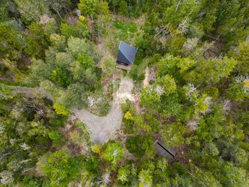 TINY HOUSE AMOBLADA EN PARCELA CON HERMOSO BOSQUE NATIVO