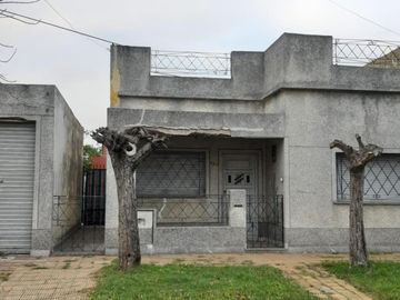 CASA 3 AMB CON LOCAL O GARAJE EN LOTE PROPIO