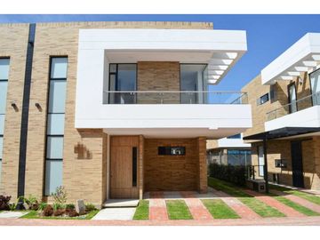 Se vene lujosa casa en Chia con pérgola y excelente zona verde