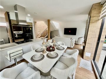 Se vene lujosa casa en Chia con pérgola y excelente zona verde