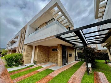 Se vene lujosa casa en Chia con pérgola y excelente zona verde