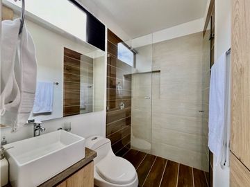 Se vene lujosa casa en Chia con pérgola y excelente zona verde