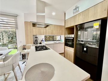 Se vene lujosa casa en Chia con pérgola y excelente zona verde