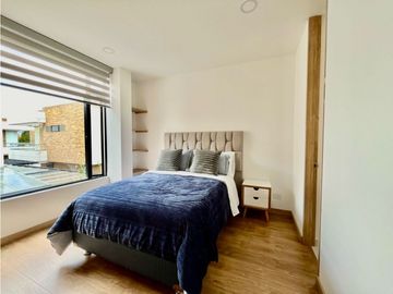 Se vene lujosa casa en Chia con pérgola y excelente zona verde