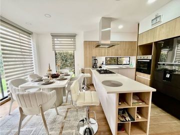 Se vene lujosa casa en Chia con pérgola y excelente zona verde