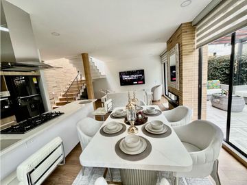 Se vene lujosa casa en Chia con pérgola y excelente zona verde