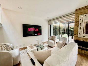 Se vene lujosa casa en Chia con pérgola y excelente zona verde