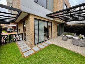 Se vene lujosa casa en Chia con pérgola y excelente zona verde