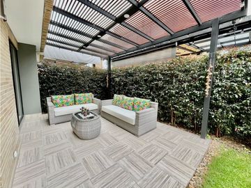 Se vene lujosa casa en Chia con pérgola y excelente zona verde